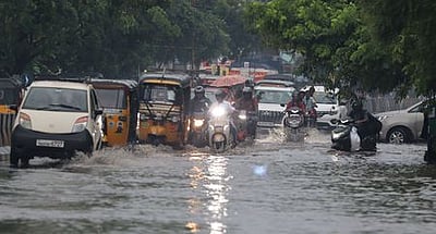 மதுரையில் பலத்த மழை: வீடுகளுக்குள் புகுந்தது மழை நீா்