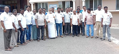 வாகன வியாபாரிகள் ஆட்சியா் அலுவலகத்தில் மனு