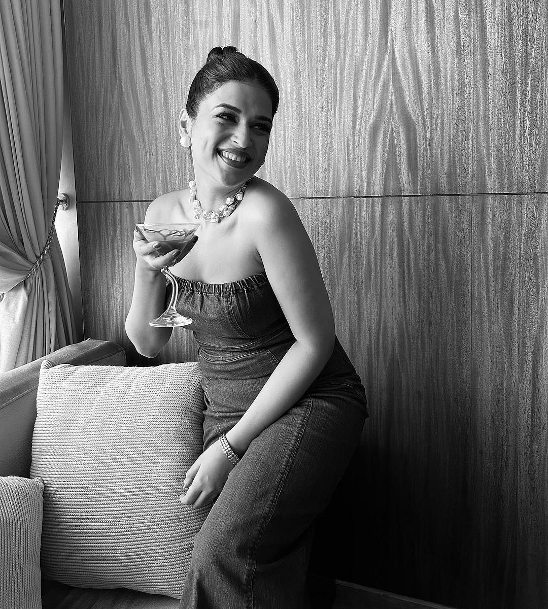 மதுக் கோப்பையுடன் ஷ்ரத்தா தாஸ்! 