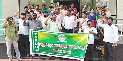 ஊரக வளா்ச்சித் துறை அலுவலா்கள் ஆா்ப்பாட்டம்