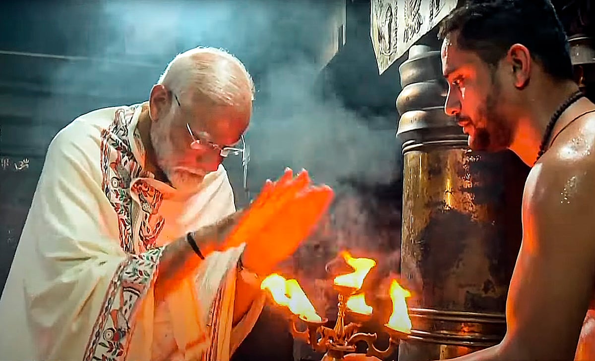 பகவதியம்மன் திருக்கோவிலில் பிரதமர் மோடி சாமி தரிசனம் - புகைப்படங்கள்