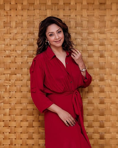 உலகை அள்ளுங்கள், சிவப்பைத் தீட்டுங்கள்! ஜோதிகா...