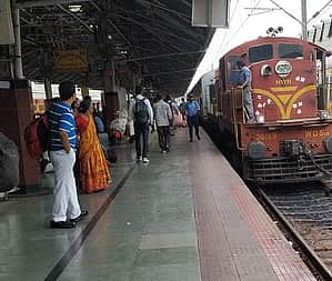 மனைவியை கொன்ற கணவரின் நண்பர்: ரயில் நிலையத்தில் பரபரப்பு!