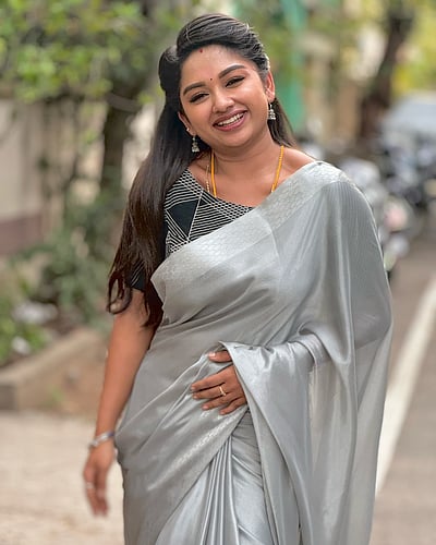 வெள்ளி மலரே.... ப்ரீத்தி ஷர்மா!