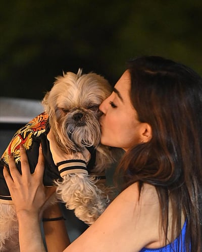 கடற்கரையில் இருவர்! பார்வதி நாயர்..