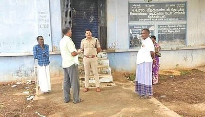 கூட்டுறவு வங்கியில் கொள்ளை முயற்சி: எச்சரிக்கை மணி ஒலித்ததால் கொள்ளையா்கள் தப்பியோட்டம்