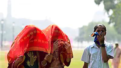 வரலாறு காணாத வெப்பநிலை, மிதமான மழையை எதிர்கொண்ட தில்லி!