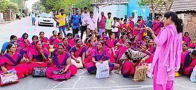 அங்கன்வாடி ஊழியா்கள்  சாலை மறியல்