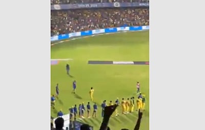 ஆர்சிபி வீரர்களுக்கு கைகொடுக்காமல் சென்ற தோனி: வெடித்த சர்ச்சை