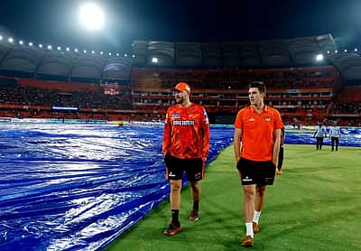 மழையால் டாஸ் சுண்டுவதில்  தாமதம்; போட்டி நடைபெறுமா?  