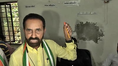 குஜராத்: தாமரை சின்னம் பொறித்த பேனாக்களுடன்  வாக்குச்சாவடி முகவர்கள்-
காங்., குற்றச்சாட்டு

