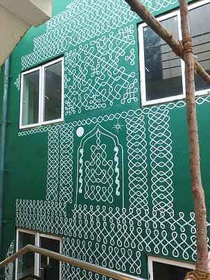 லிம்கா புத்தக சாதனைக்காக திருப்பூா் நிஃப்ட்-டி கல்லூரியில் தோ்க்கோலம்