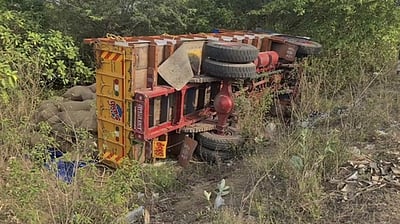 வந்தவாசி அருகே லாரி கவிழ்ந்து விபத்து