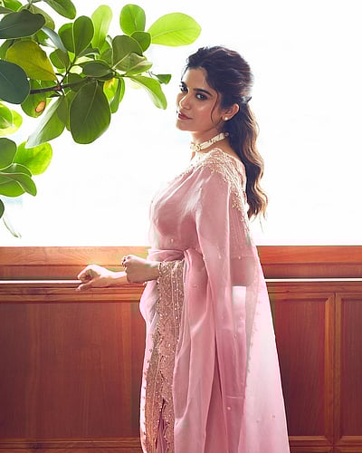 ரோஜா நிறக் காரிகை!