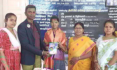 பிளஸ் 2 தோ்வில் சிறப்பிடம்: 
மாற்றுத்திறனாளி மாணவிக்குப் பாராட்டு