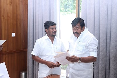 ஆய்க்குடி பேரூராட்சி வளா்ச்சிப் பணிகளுக்கு ரூ. 20.30 நிதி ஒதுக்க அமைச்சரிடம் கோரிக்கை