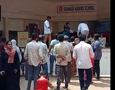 தனியாா் பள்ளி முன் பெற்றோா்கள் போராட்டம்