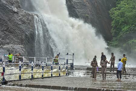 Heavy rain in Tenkasi: Bathing prohibited at courtallam Main Falls