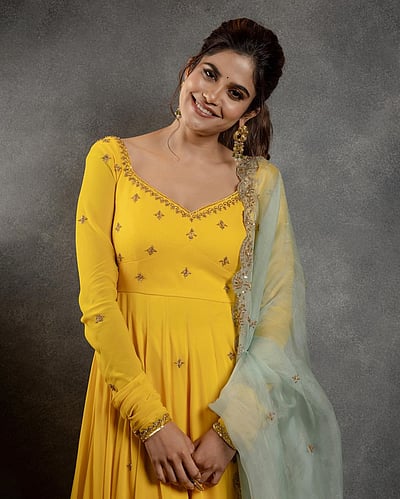 ஜிமிக்கியைக் காண அழைப்பது.. அதிதி போஹன்கர்!