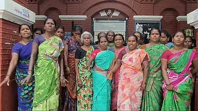 மண்டகப்படி பிரச்னை: ஆலங்குடி வட்டாட்சியரகத்தில் பெண்கள் தா்ணா