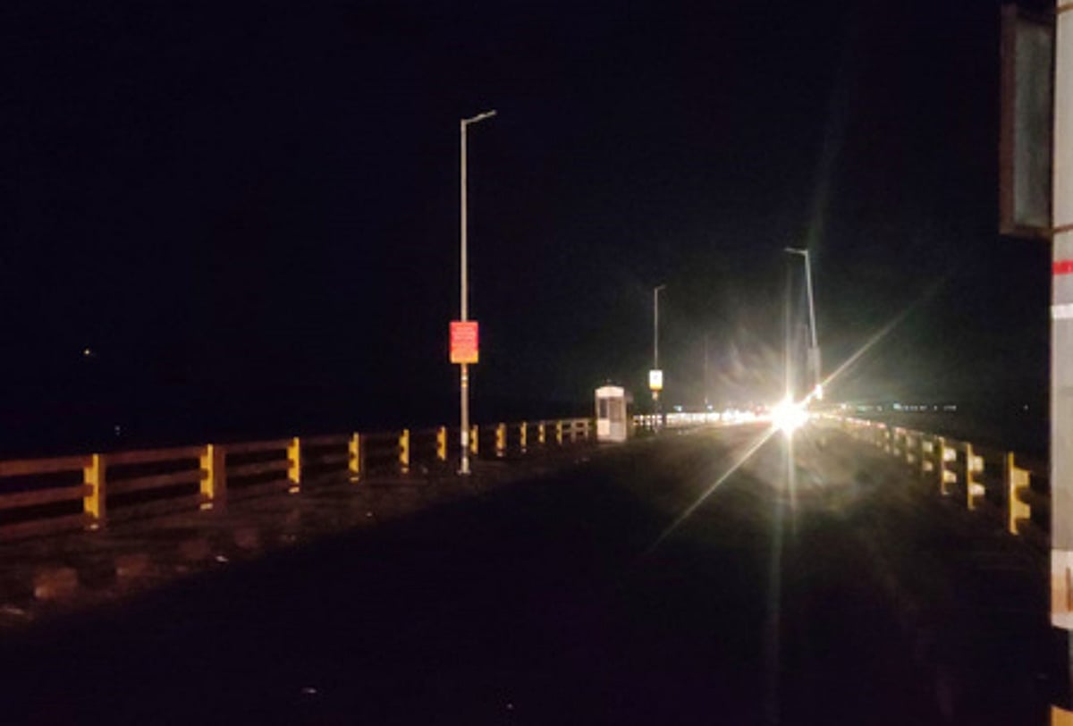 மின் கட்டண பாக்கி: இருளில் மூழ்கிய பாம்பன் சாலைப் பாலம்!