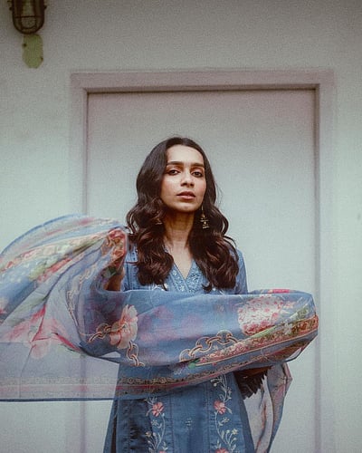 துப்பட்டாவில் சுழலும் மனம்! சஞ்சனா நடராஜன்..