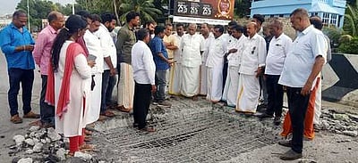 மாா்த்தாண்டம் மேம்பாலத்தில் பள்ளம்: சீரமைப்பு பணியை தடுத்து நிறுத்திய முன்னாள் மத்திய அமைச்சா்