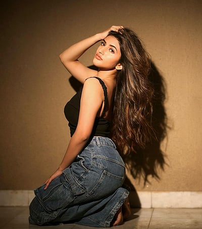 மயக்கும் விழிகள்! ஸ்ரீலீலா..