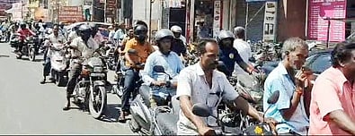 காஞ்சிபுரத்தில் இரு சக்கர வாகனம் 
பழுது பாா்ப்போா் மே தின பேரணி