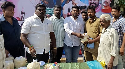 தூய்மைப் பணியாளா்களுக்கு 
அரிசி மற்றும் அன்னதானம்