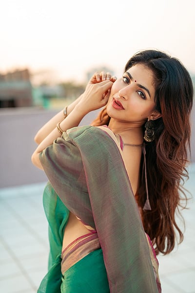 தங்கத் தாமரை... ஐஸ்வர்யா மேனன்!