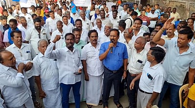 மீனவா்கள் கூட்டமைப்பினா் ஆா்ப்பாட்டம்