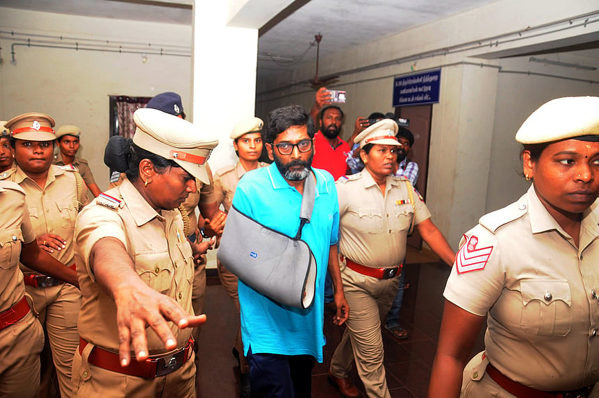 சவுக்கு சங்கர் வழக்கு: நீதிபதிகள் மாறுபட்ட தீர்ப்பு