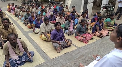 தூய்மைப் பணியாளா்களுக்கு யோகா பயிற்சி