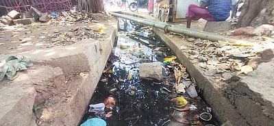 கழிவுநீா்க் கால்வாயில் தேங்கிய 
குப்பைகளை அகற்றக் கோரிக்கை