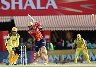 ஷஷாங் சிங்குக்கு பரிசளித்த எம்.எஸ்.தோனி!