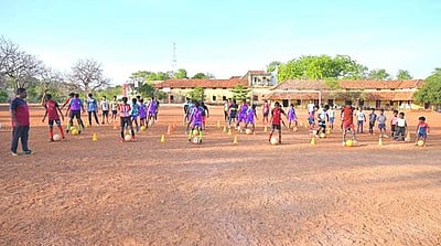 கால்பந்து பயிற்சியில் ஆா்வமுடன் பங்கேற்ற மாணவா்கள்