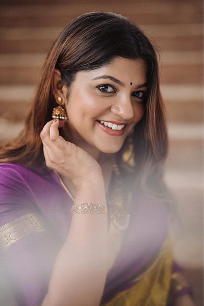 காஞ்சிப் பட்டு, கல் ஜிமிக்கி.. அபர்ணா பாலமுரளி!