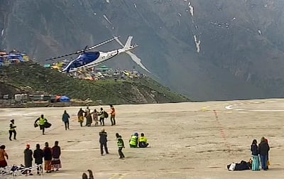 கேதார்நாத்: பக்தர்கள் சென்ற ஹெலிகாப்டர் அவசரமாக தரையிறக்கம்!
