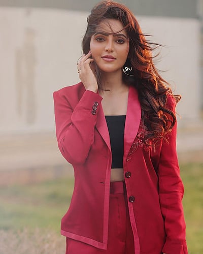 எழில் ஓவியம்... அதுல்யா ரவி!