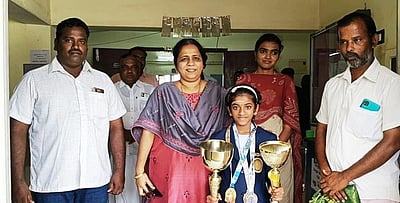 செஸ் போட்டியில் தங்கம் வென்ற
சிறுமிக்கு ஆட்சியா் பாராட்டு