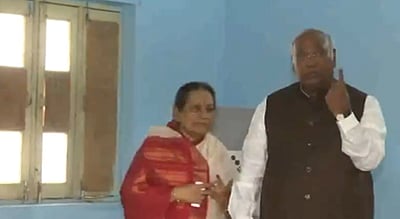 காங்கிரஸ் தலைவர் கார்கே வாக்களித்தார்!