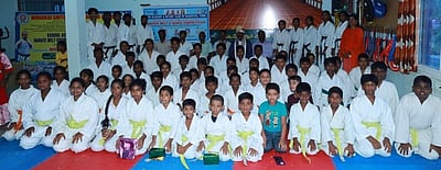 குமரி கராத்தே பள்ளியில் பரிசளிப்பு