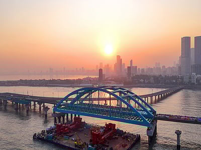 பாந்த்ரா-ஓர்லி கடல்பாலத்தில் பயங்கர விபத்தில் முடிந்த கார் பந்தயம்