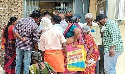 வங்கியை முற்றுகையிட்டு மின்வாரிய ஓய்வூதியா்கள் போராட்டம்