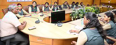 நவீன தொழில்நுட்பங்களை 
விவசாயிகளுக்கு எடுத்துரைக்க வேண்டும்: கல்லூரி மாணவிகளுக்கு ஆட்சியா் அறிவுரை