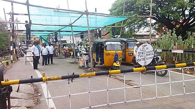 பணி நேரத்தில் தூங்கியதால்: அரக்கோணம் அருகே  ரயில்வே கேட் கீப்பர்கள் பணியிடை நீக்கம்!