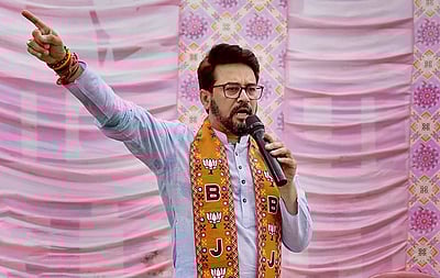 ஊழலின் பொருள் காங்கிரஸும், ஆம் ஆத்மியும்: அனுராக் தாக்குர்