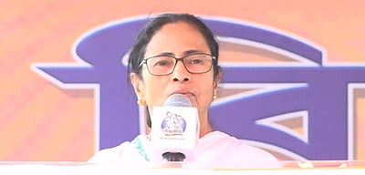 பணம் கொடுத்து வாக்கு பெறும் பாஜக: மம்தா பானா்ஜி