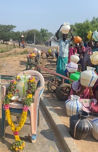 குடிநீா் பிரச்னையைத் தீா்க்கக் கோரி பொதுமக்கள் நூதனப் போராட்டம்